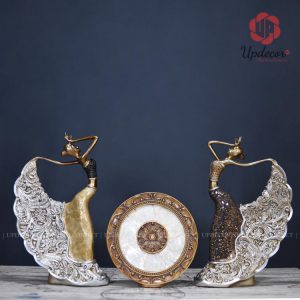 Sản phẩm có hai màu là Nâu và Vàng với kích thước mỗi tượng là cao 42 Cm, đường kính đĩa là 25 Cm phù hợp để trang trí kệ sách, kệ tivi phòng khách