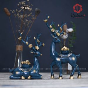 Một tượng hươu dáng nằm với kích thước: Cao 23 x 16 x 10 Cm. Một tượng hươu dáng đứng với kích thước: Cao 31 x 16 x 12 Cm.