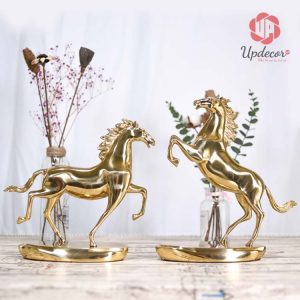 Kích thước của chú ngựa chạy bộ là: Dài 29 x 25 x 11 Cm. Còn kích thước của chú ngựa tung vó là: Cao 28 x 24 x 11 Cm