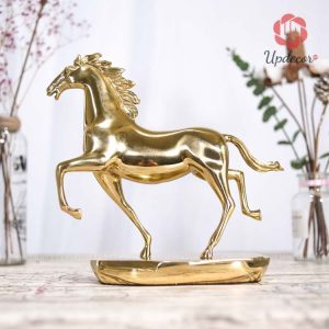 Tượng ngựa phong thủy trong tư thế đang đi bộ rất thong thả và an nhàn