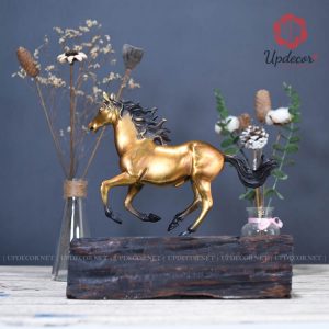 Tượng ngựa phong thủy với kích thước 32 x 32 x 15 Cm thì đây có lẽ là kích thước rất vừa phải để đặt lên bàn làm việc