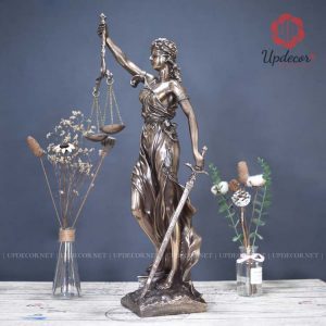 Tượng nữ thần Lady Justice ngày nay đó là sự kết hợp từ nữ thần Themis và thần Justitia