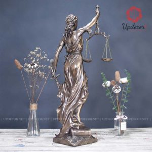 Vóc dáng của người con gái rất nữ tính và duyên dáng được thể hiện rõ trên những đường cong của phụ nữ