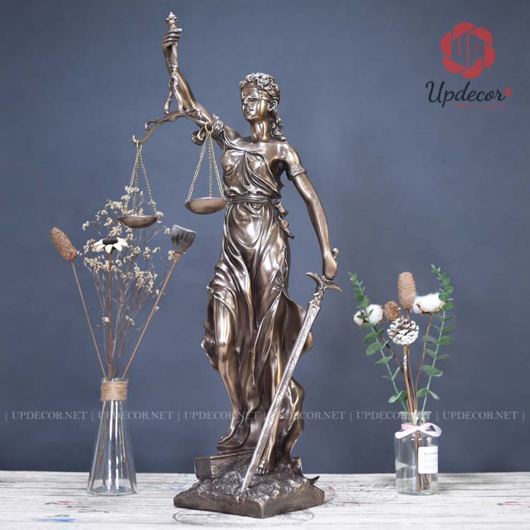 Tượng nữ thần công lý hay còn gọi là nàng Lady Justice, một biểu tượng theo đuổi của người hành nghề Luật