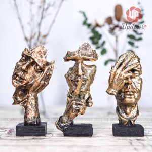 Mỗi sản phẩm có kích thước cao 17 cm rất phù hợp để bàn làm việc và kệ sách