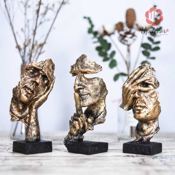 Tượng 3 không, không nghe, không nói, không nhìn như muốn nhắc nhở mỗi người hãy bớt nghe bớt nói bớt nhìn để đảm bảo cuộc sống được bình an và thanh thản