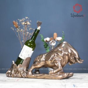 Giá để rượu vang là một sản phẩm không thể thiếu trên kệ rượu của những tín đồ đam mê rượu vang