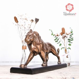 Tượng sư tử của Updecor cung cấp khắc họa hình ảnh một con sư tử đực đang đi bộ rất thong dong và điềm đạm trên thảo nguyên