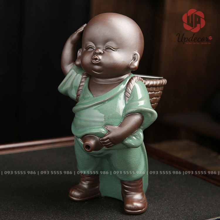 Tượng Em Bé Đứng Tiểu Trang Trí UP112 Tượng em bé đứng tiểu màu xanh ngọc rất sang trọng và nhã nhặn