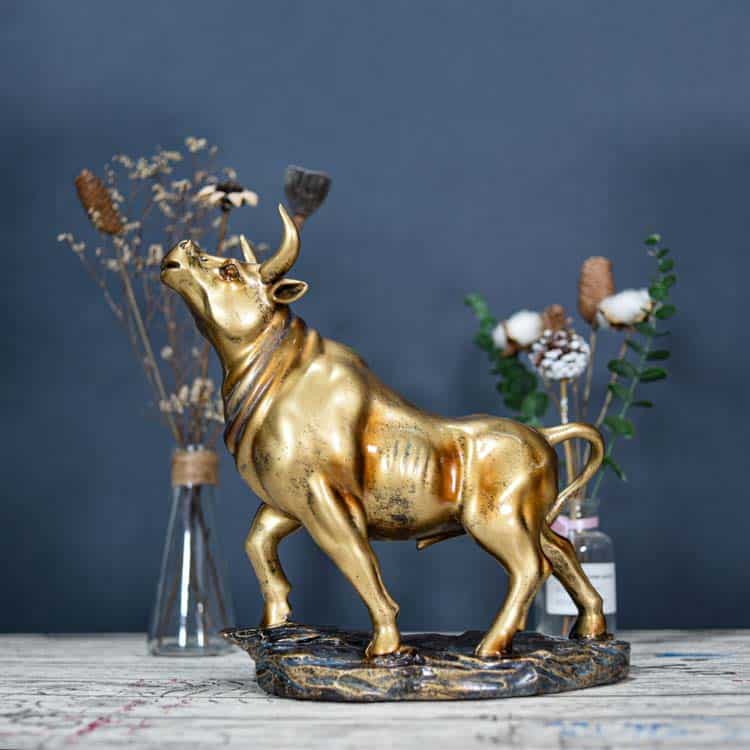 Tượng Con Trâu Phong Thủy Trang Trí Decor Mã UP155 Màu vàng: Tượng trưng cho tài lộc và phú quý. Là màu sắc phù hợp trong việc thu hút may mắn tài chính.
