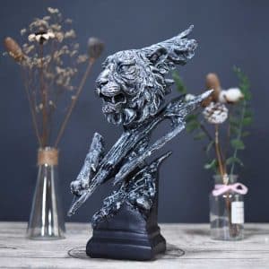 Ánh mắt sắc lạnh, thần thái uy nghi khiến ai nhìn vào cũng cảm nhận được sự mạnh mẽ, quyết đoán.