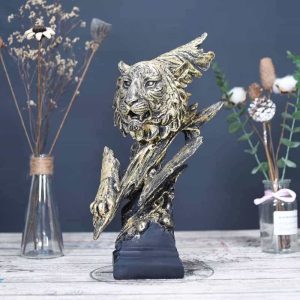 Hình ảnh hổ tiến bước đầy kiêu hãnh, toát lên vẻ bá chủ.