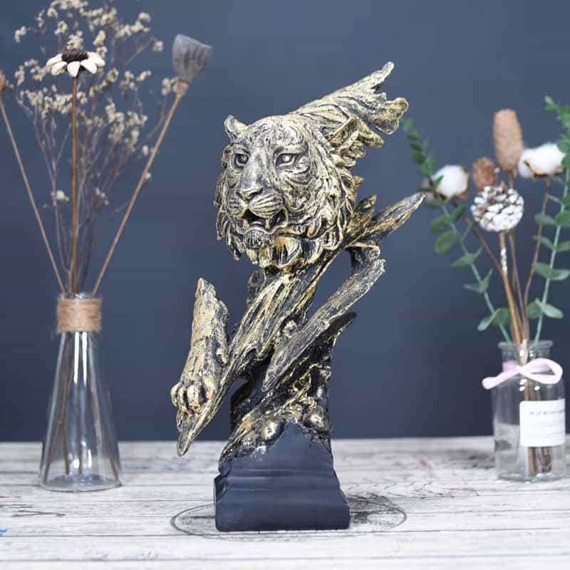 Tượng Con Hổ Mã UP135 Hình ảnh hổ tiến bước đầy kiêu hãnh, toát lên vẻ bá chủ.