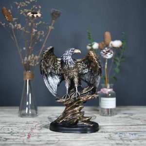 Tượng đại bàng không chỉ là món đồ decor sang trọng mà còn mang ý nghĩa phong thủy mạnh mẽ, tượng trưng cho quyền lực, sự thành công và tầm nhìn xa