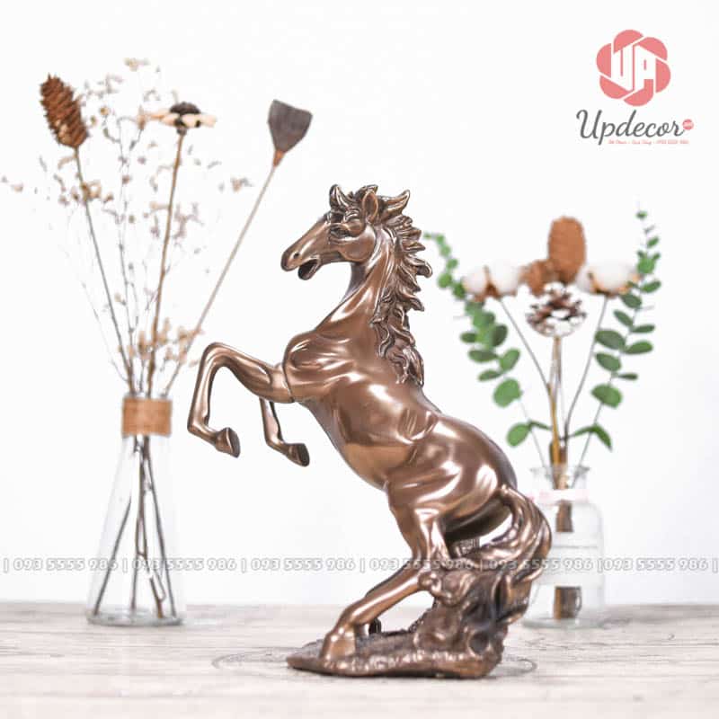 Tượng Ngựa Phong Thủy Mã UP177 hình ảnh chú ngựa tung vó đầy uy lực, biểu tượng cho sự bứt phá, quyết tâm và thành công rực rỡ.