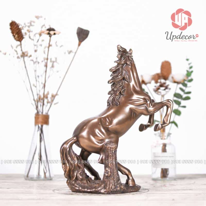 Tượng Ngựa Phong Thủy Mã UP177 Hướng đặt tốt nhất là hướng Bắc hoặc Tây Bắc để tượng trưng cho đường công danh hanh thông, vững chắc.