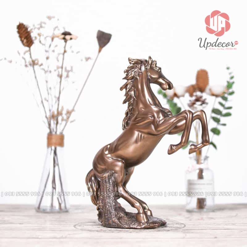 Tượng Ngựa Phong Thủy Mã UP177 Là món quà tặng phong thủy đầy ý nghĩa dành cho sếp, đối tác hoặc người thân, gửi gắm lời chúc bứt phá thành công