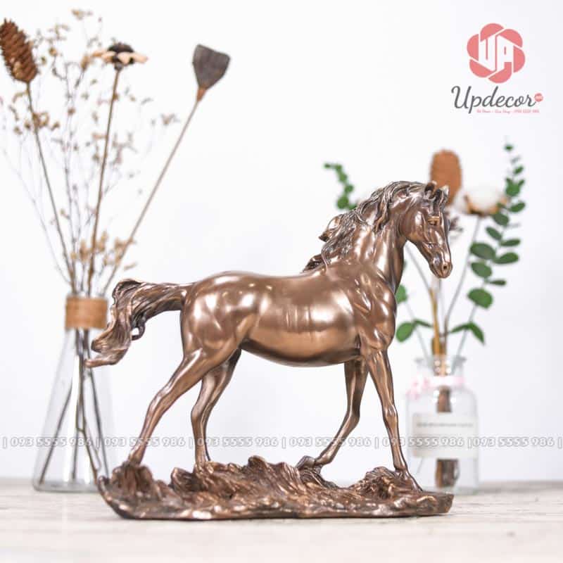 Tượng Ngựa Phong Thủy Mã UP177 Hình tượng chú ngựa đang thong dong bước đi trên đồng cỏ, mang vẻ đẹp nhẹ nhàng nhưng không kém phần mạnh mẽ