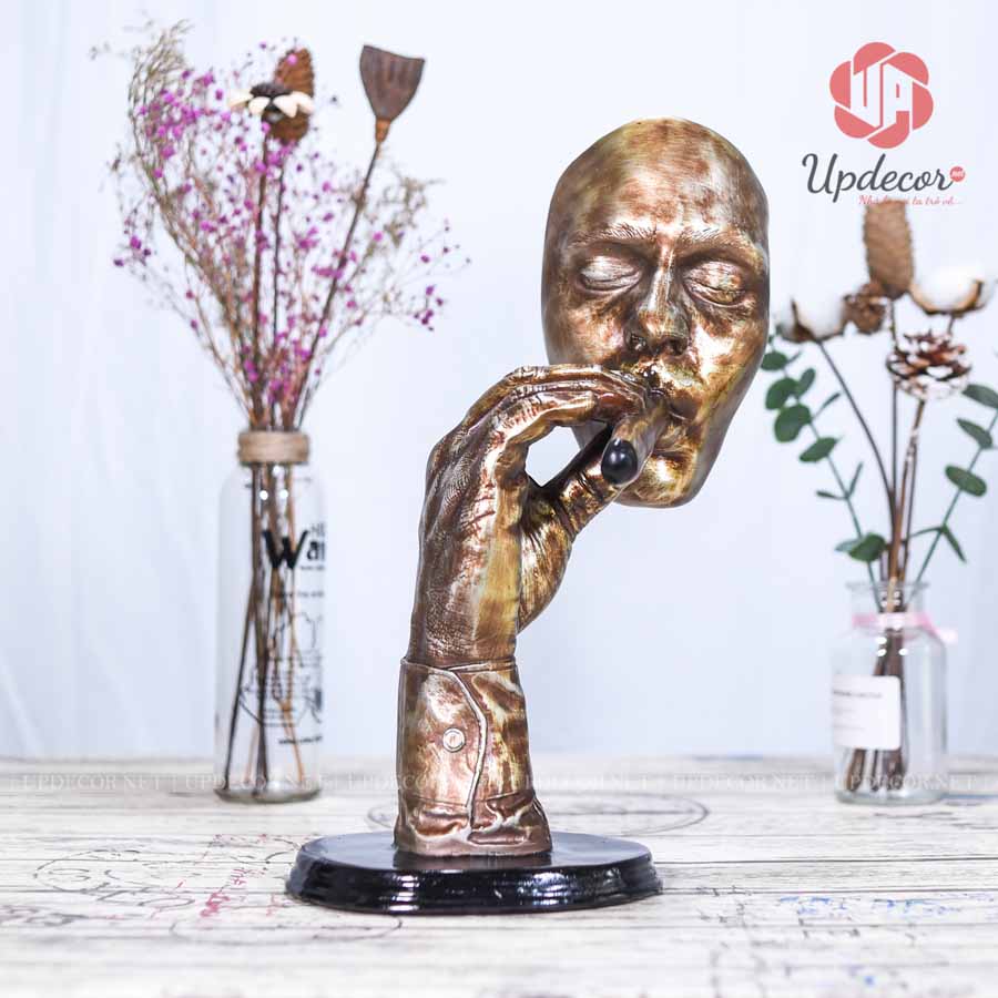 Tượng Trang Trí Decor Người Đàn Ông Hút Xì Gà UP147 Đây chắc chắn là một món đồ decor trên bàn làm việc rất sang trọng và ấn tượng