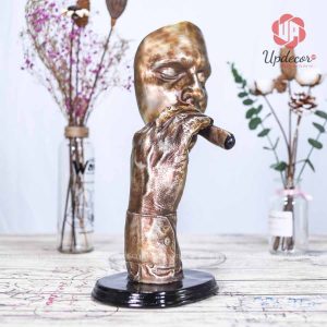Tác phẩm cao 38cm và mô tả hình ảnh người đàn ông đang nhắm mắt thư giãn cùng điếu xì gà