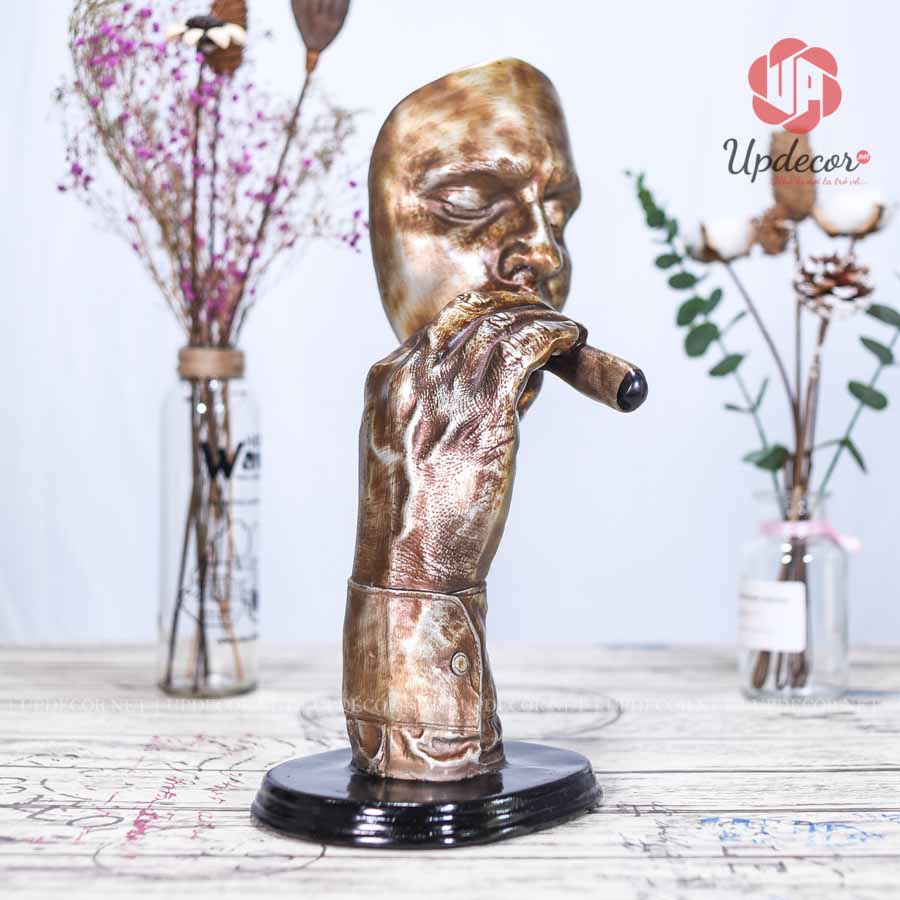 Tượng Trang Trí Decor Người Đàn Ông Hút Xì Gà UP147 Tác phẩm cao 38cm và mô tả hình ảnh người đàn ông đang nhắm mắt thư giãn cùng điếu xì gà