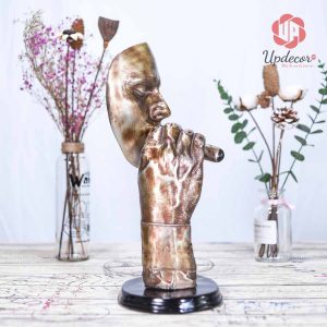 Điểm độc đáo của tác phẩm đó là chỉ có một cánh tay được giơ lên và kết hợp với gương mặt thư thái, rất đơn giản nhưng chứa đựng tính nghệ thuật rất cao