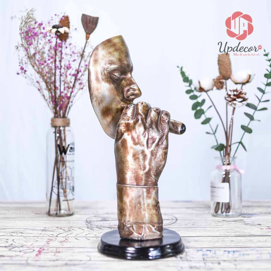 Tượng Trang Trí Decor Người Đàn Ông Hút Xì Gà UP147 Điểm độc đáo của tác phẩm đó là chỉ có một cánh tay được giơ lên và kết hợp với gương mặt thư thái, rất đơn giản nhưng chứa đựng tính nghệ thuật rất cao