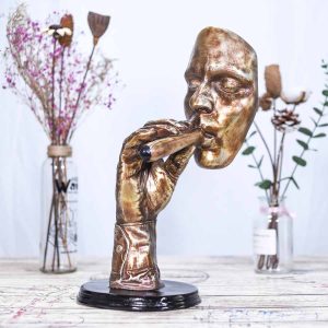 Tượng trang trí decor người đàn ông hút xì gà là một tác phẩm nghệ thuật rất độc đáo và sáng tạo
