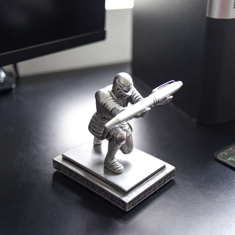 Giá Để Bút Kiêm Chặn Giấy Tượng Hiệp Sĩ Knight Kèm Bút Bi Cao Cấp Màu Bạc: Hiện đại, tinh tế, phù hợp với những người yêu thích sự tối giản nhưng vẫn thanh lịch.