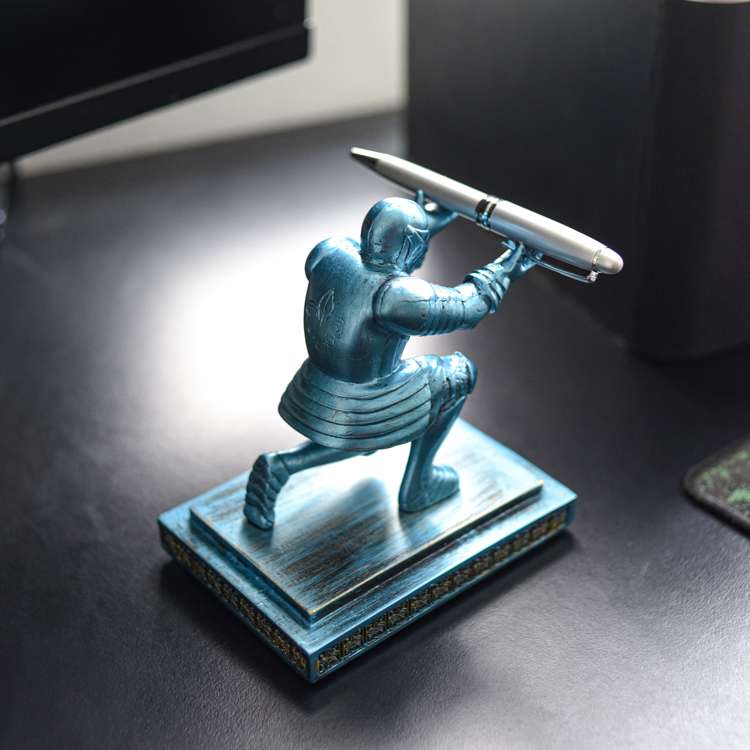 Giá Để Bút Kiêm Chặn Giấy Tượng Hiệp Sĩ Knight Kèm Bút Bi Cao Cấp Sản phẩm được chế tác từ đá composite cao cấp, mang lại cảm giác cứng cáp, bền lâu nhưng không quá nặng