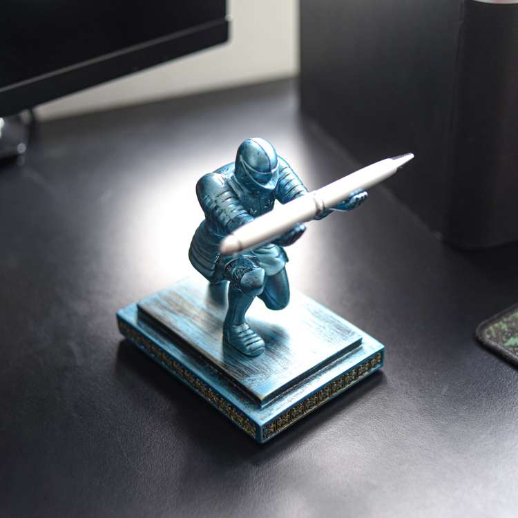 Giá Để Bút Kiêm Chặn Giấy Tượng Hiệp Sĩ Knight Kèm Bút Bi Cao Cấp Màu Xanh: Độc đáo, khác biệt, tạo điểm nhấn nổi bật trên bàn làm việc.