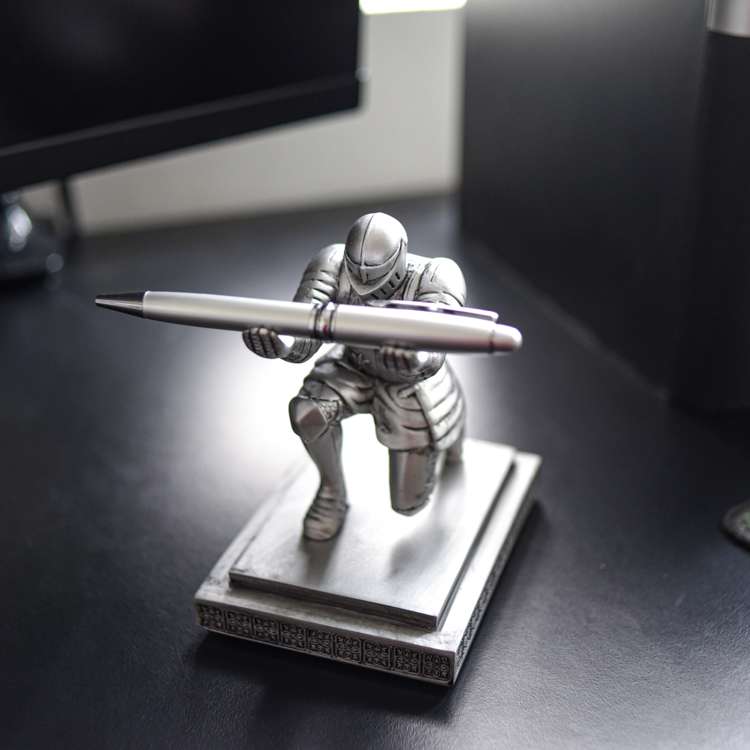 Giá Để Bút Kiêm Chặn Giấy Tượng Hiệp Sĩ Knight Kèm Bút Bi Cao Cấp Mầu Bạc