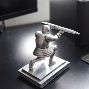 Không chỉ là một giá để bút kiêm chặn giấy, UPDECOR còn dành tặng bạn một chiếc bút kim loại cao cấp