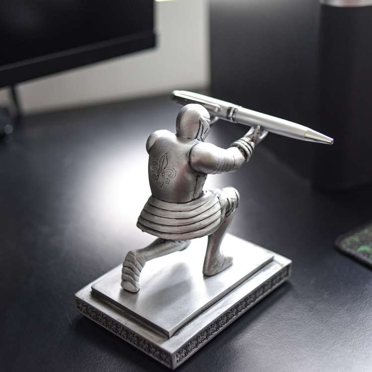 Giá Để Bút Kiêm Chặn Giấy Tượng Hiệp Sĩ Knight Kèm Bút Bi Cao Cấp Không chỉ là một giá để bút kiêm chặn giấy, UPDECOR còn dành tặng bạn một chiếc bút kim loại cao cấp