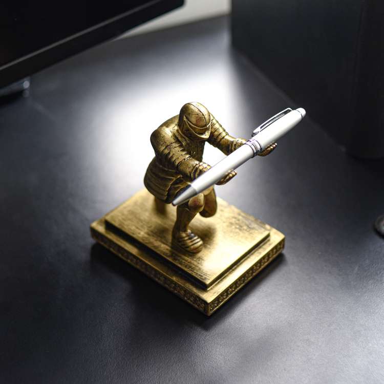 Giá Để Bút Kiêm Chặn Giấy Tượng Hiệp Sĩ Knight Kèm Bút Bi Cao Cấp Màu Đồng: Mang phong cách cổ điển, quyền lực, phù hợp với những ai yêu thích sự sang trọng, hoài cổ