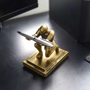 Giá để bút kiêm chặn giấy tượng hiệp sĩ Knight là một món đồ decor rất độc đáo và ấn tượng trên bàn làm việc
