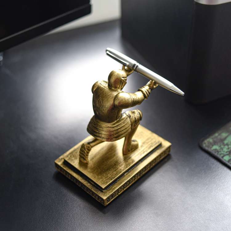 Giá Để Bút Kiêm Chặn Giấy Tượng Hiệp Sĩ Knight Kèm Bút Bi Cao Cấp Hình ảnh một hiệp sĩ dũng mãnh ngay trước mặt sẽ tiếp thêm sức mạnh và ý chí kiên định cho bạn.