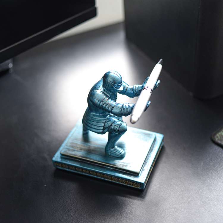 Giá Để Bút Kiêm Chặn Giấy Tượng Hiệp Sĩ Knight Kèm Bút Bi Cao Cấp Sản phẩm được làm từ đá composite, có độ chắc chắn nhưng không quá nặng