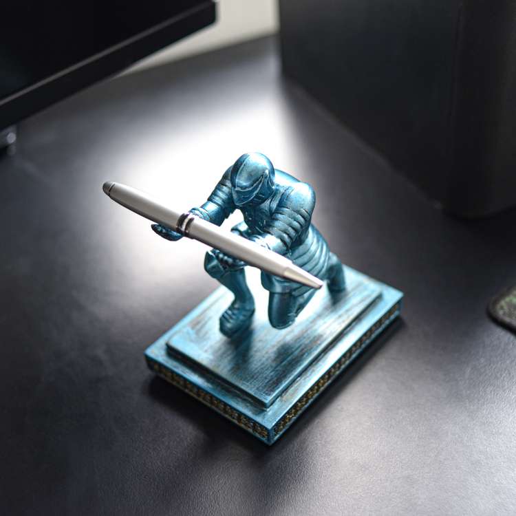 Giá Để Bút Kiêm Chặn Giấy Tượng Hiệp Sĩ Knight Kèm Bút Bi Cao Cấp Mầu Xanh