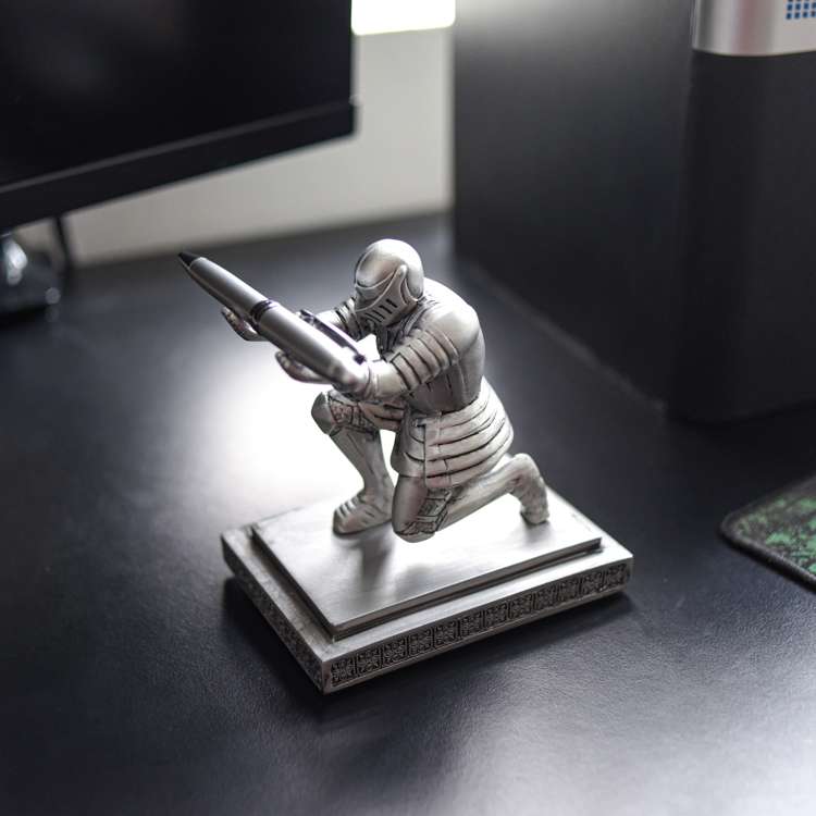 Giá Để Bút Kiêm Chặn Giấy Tượng Hiệp Sĩ Knight Kèm Bút Bi Cao Cấp Hình ảnh hiệp sĩ luôn gắn liền với sự trung thành, bản lĩnh và danh dự