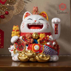 Mèo thần tài vẫy tay Nhật Bản Maneki Neko chụp chính diện với chi tiết tài lộc nổi bật