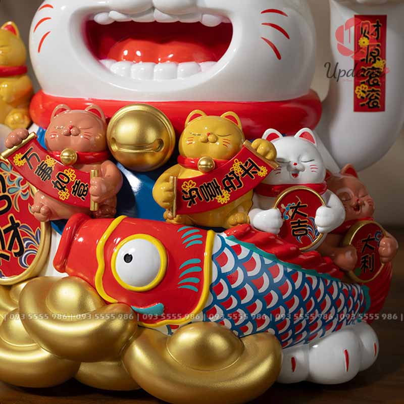 Mèo Thần Tài Vẫy Tay Nhật Bản Maneki Neko Mã UP019 Phía trước thân mèo là cụm chi tiết tài lộc rất bắt mắt: cá chép đỏ, thỏi vàng, chuông vàng, bảng chiêu tài và nhiều mèo con may mắn