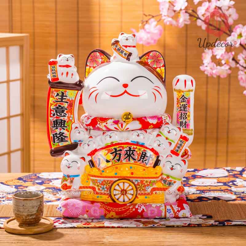 Mèo Thần Tài Vẫy Tay Nhật Bản Maneki Neko Mã UP019 Điểm nổi bật nhất của mẫu này là phần thân mèo trắng tròn, gương mặt hiền, đôi mắt cong cười và chiếc mũi đỏ nhỏ ở giữa khuôn mặt