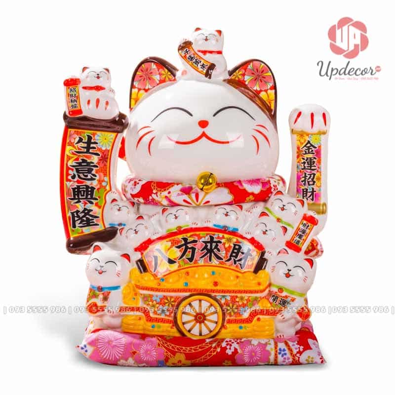 Mèo Thần Tài Vẫy Tay Nhật Bản Maneki Neko Mã UP019 Bao quanh chú mèo lớn là rất nhiều chi tiết nhỏ: mèo con ngồi trên đầu, mèo con bên cạnh trụ chiêu tài, mèo con xếp quanh xe tài lộc, bảng chữ may mắn, bánh xe, thỏi vàng, họa tiết hoa đỏ vàng và phần đệm hoa văn phía dưới