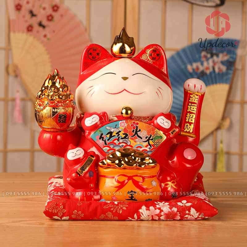 Mèo Thần Tài Vẫy Tay Nhật Bản Maneki Neko Mã UP019 Ấn tượng đầu tiên khi nhìn vào sản phẩm là sắc đỏ phủ gần như toàn bộ thân mèo. Màu đỏ ở tai, thân, tay, đệm ngồi, mèo con và các chi tiết trang trí làm tổng thể rất nổi bật