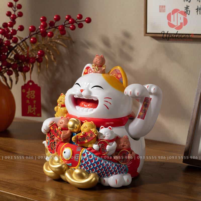 Mèo Thần Tài Vẫy Tay Nhật Bản Maneki Neko Mã UP019 Mẫu mèo thần tài tại UpDecor được chọn theo hướng đẹp khi trưng bày, nhiều chi tiết tài lộc, màu sắc nổi bật và phù hợp làm quà khai trương