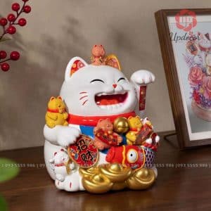Mèo thần tài, hay còn được gọi là Maneki Neko, là biểu tượng may mắn nổi tiếng của Nhật Bản