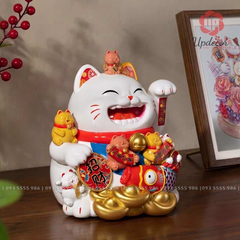 Mèo Thần Tài Vẫy Tay Nhật Bản Maneki Neko Mã UP019 Mèo thần tài, hay còn được gọi là Maneki Neko, là biểu tượng may mắn nổi tiếng của Nhật Bản