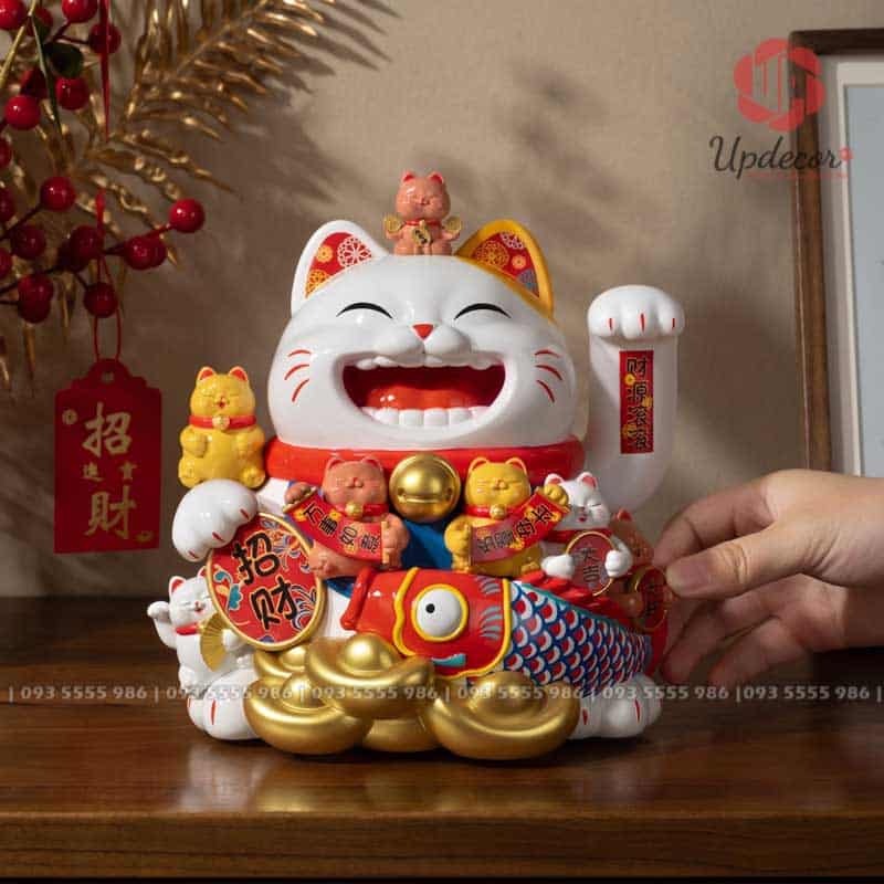 Mèo Thần Tài Vẫy Tay Nhật Bản Maneki Neko Mã UP019 Một chú mèo có gương mặt vui vẻ, màu sắc sáng và tay vẫy nhẹ nhàng có thể làm không gian bớt khô cứng, gần gũi hơn với khách hàng.