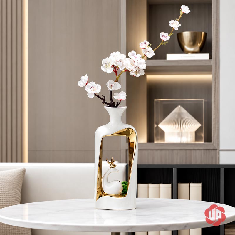 Cặp Bình Hoa Gốm Sứ Đôi Hươu Trắng Vàng UP068T Bình hoa dáng cao màu trắng vàng hình hươu đặt cạnh ghế sofa và cắm hoa trắng